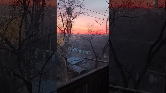 Красивый закат солнца в городе Черногорск зимой 2021 года. Вид на стадион "Шахтëр".