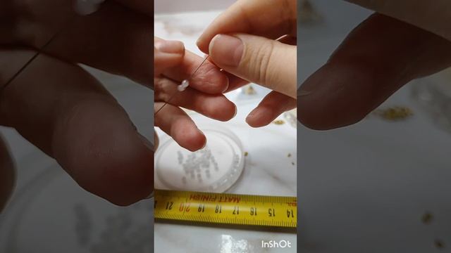 Собираю чокер из лунного камня.