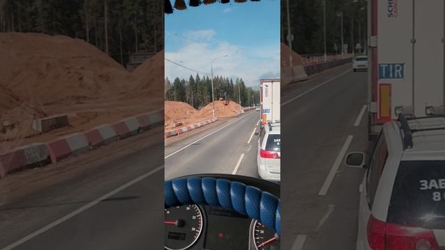 Бесконечная пробка. Каждые 2 мин проходят поезда