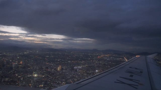 Самолет, пролетающий над ночным городом.