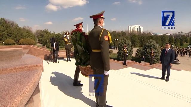 ЖАПАРОВ ТАШКЕНТТЕГИ “КӨЗ КАРАНДЫСЫЗДЫК ЖАНА ГУМАНИЗМ” МОНУМЕНТИНЕ ГҮЛ КОЙДУ