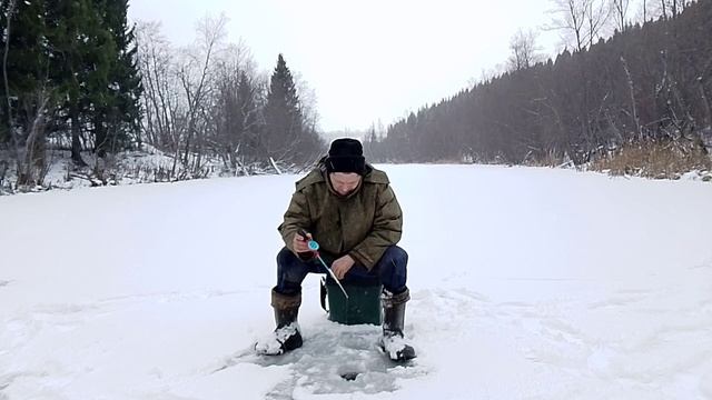 Рыбалка на озере.жарю сало на кастре.