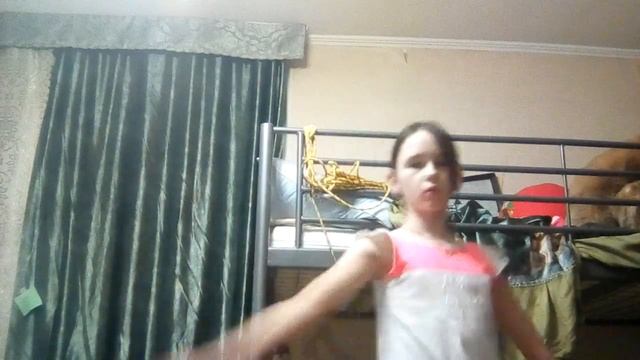 Танцую под песню карлик с бородой