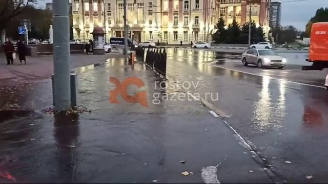 Коммунальный ручей образовался на Театральной площади.