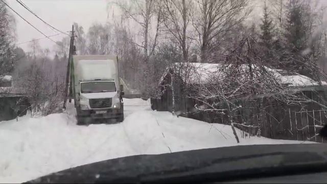 грузовик снесло зимой на столб. эвакуация любой сложности. без повреждений. застряла машина