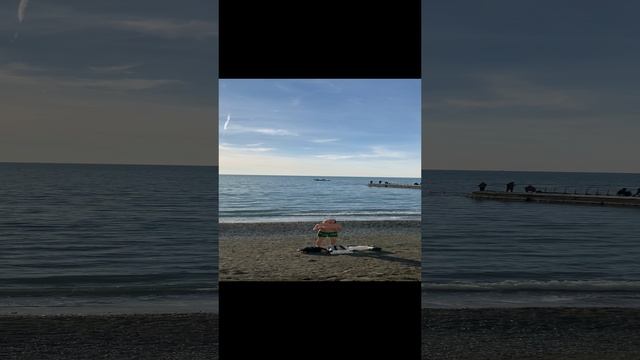 Мужик в трусах поёт на море