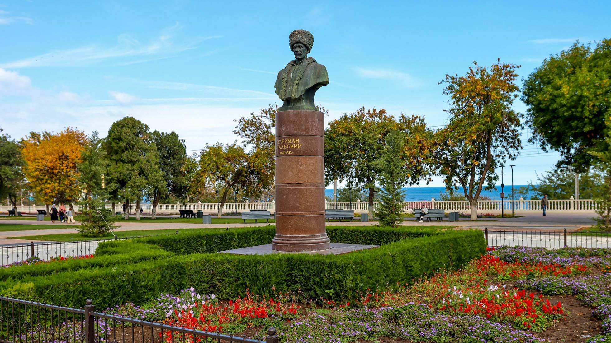 Республика Дагестан. Махачкала. Городской сад. Аварский театр. Бульвар им. Стальского