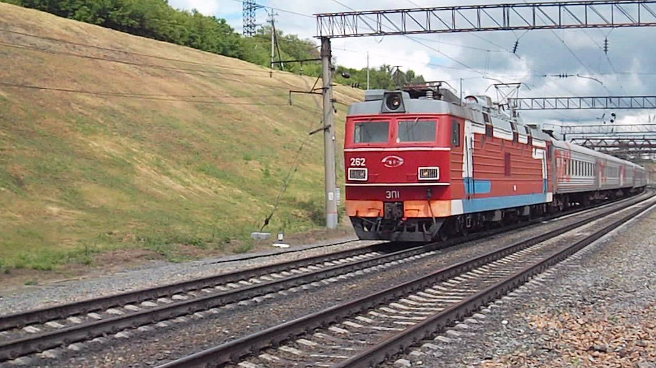 Электровоз ЭП1-262 с пассажирским поездом.