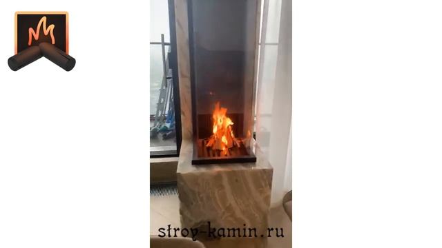 Высокий трехсторонний камин с медовым ониксом, в квартире на Новочеремушкинской улице в Москве