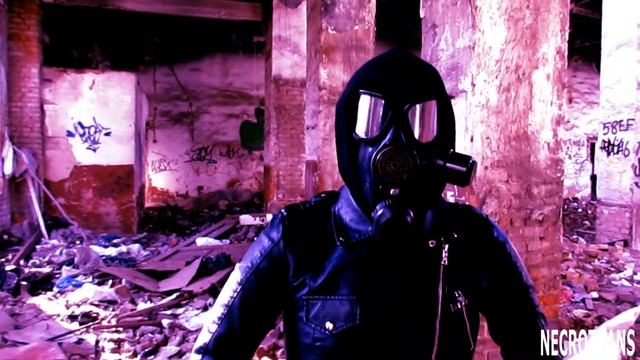 Постапокалиптический этюд "Жизнь после..." Киборг в противогазе и кожаном костюме исследует руины