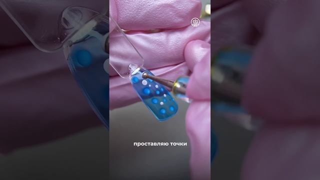 Простой в испольнении дизайн с голубым витражным лаком😍