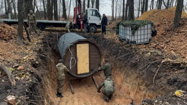 военные устанавливают одну из наших бань