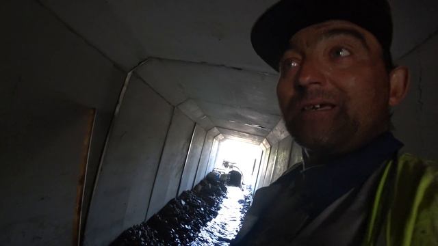 Зачистка грунта ПГС вручную в трубе под железной дорогой  13. 07. 2020 год.