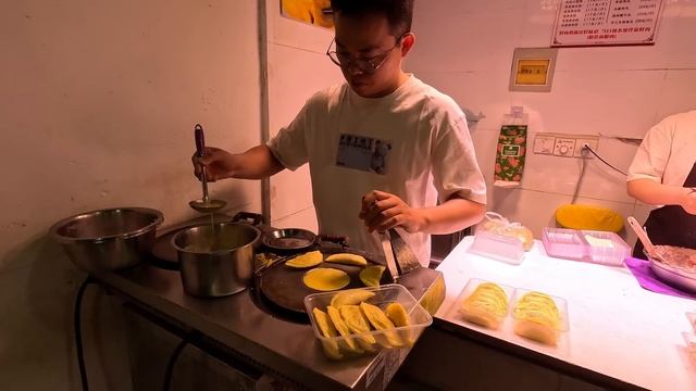 中國蘇州趕早市，江南水鄉美食匯聚，全民搶購小龍蝦，確實便宜，油氽大排小酥肉，青團糕團幾十種，炸豬皮獨一份，青稞饅頭小餛飩，蟹殼黃餅做不及/Suzhou Market/4k