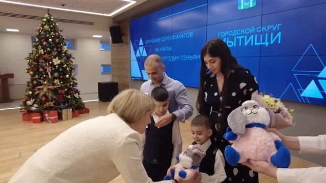 Молодым семьям вручили сертификаты на приобретение жилья