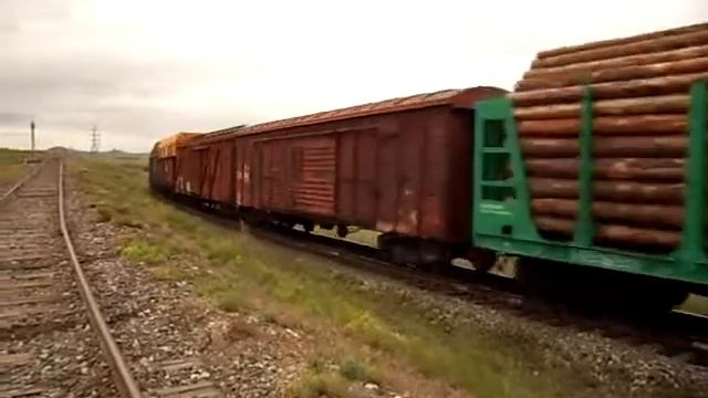 Тепловоз 2ТЭ10МК с составом у станции Медведчиково