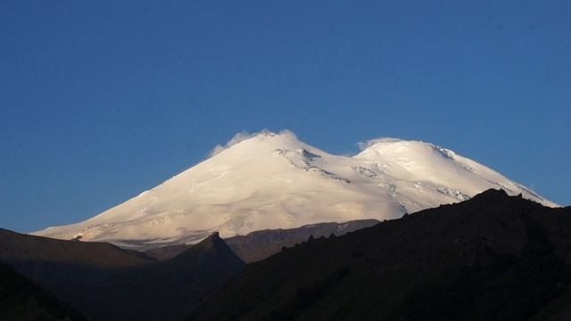 Прекрасный Эльбрус сверкает на солнце.