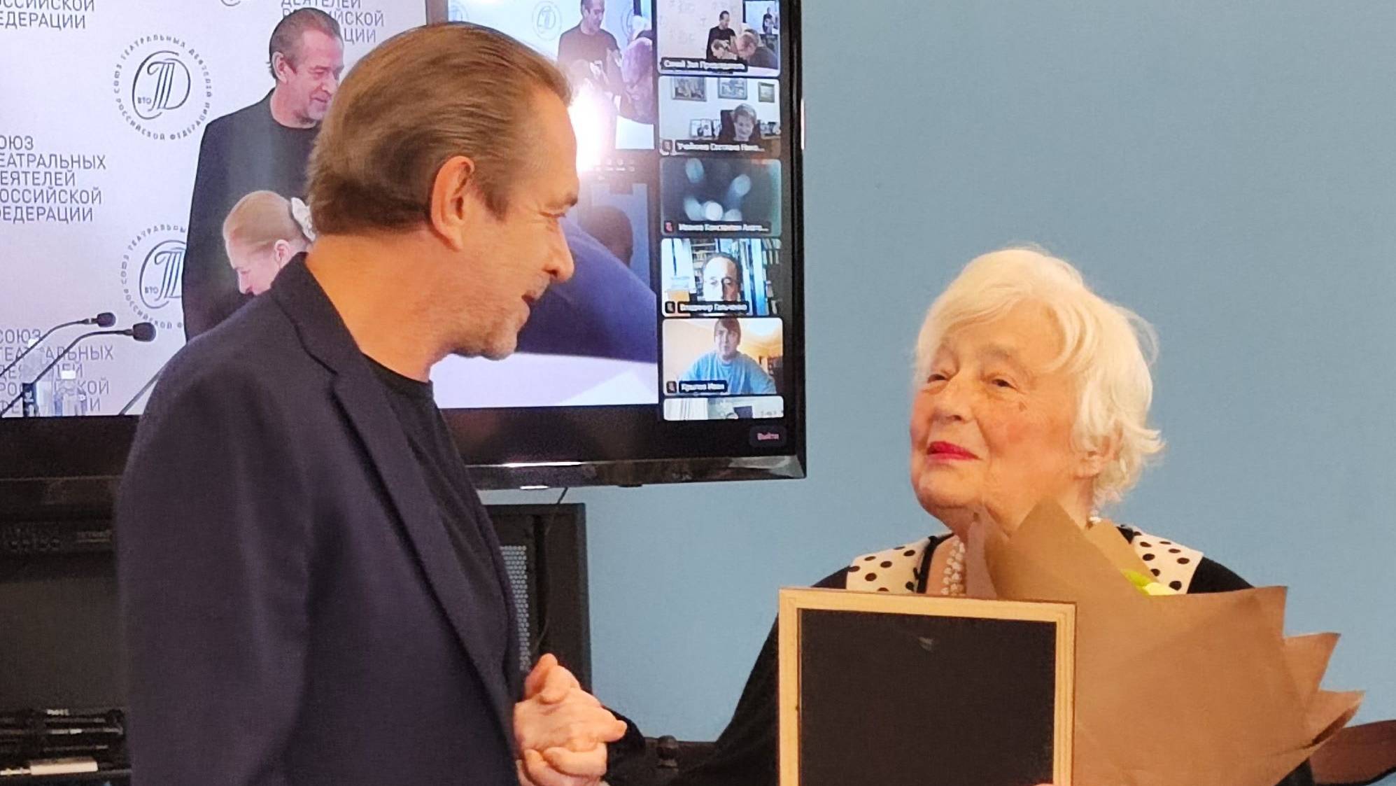 Вручение почетной грамоты заведующей Кабинетом критики и театроведения СТД РФ Элеоноре Макаровой