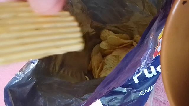 Пробую чипсы Lays  Сметана и лук рифленые