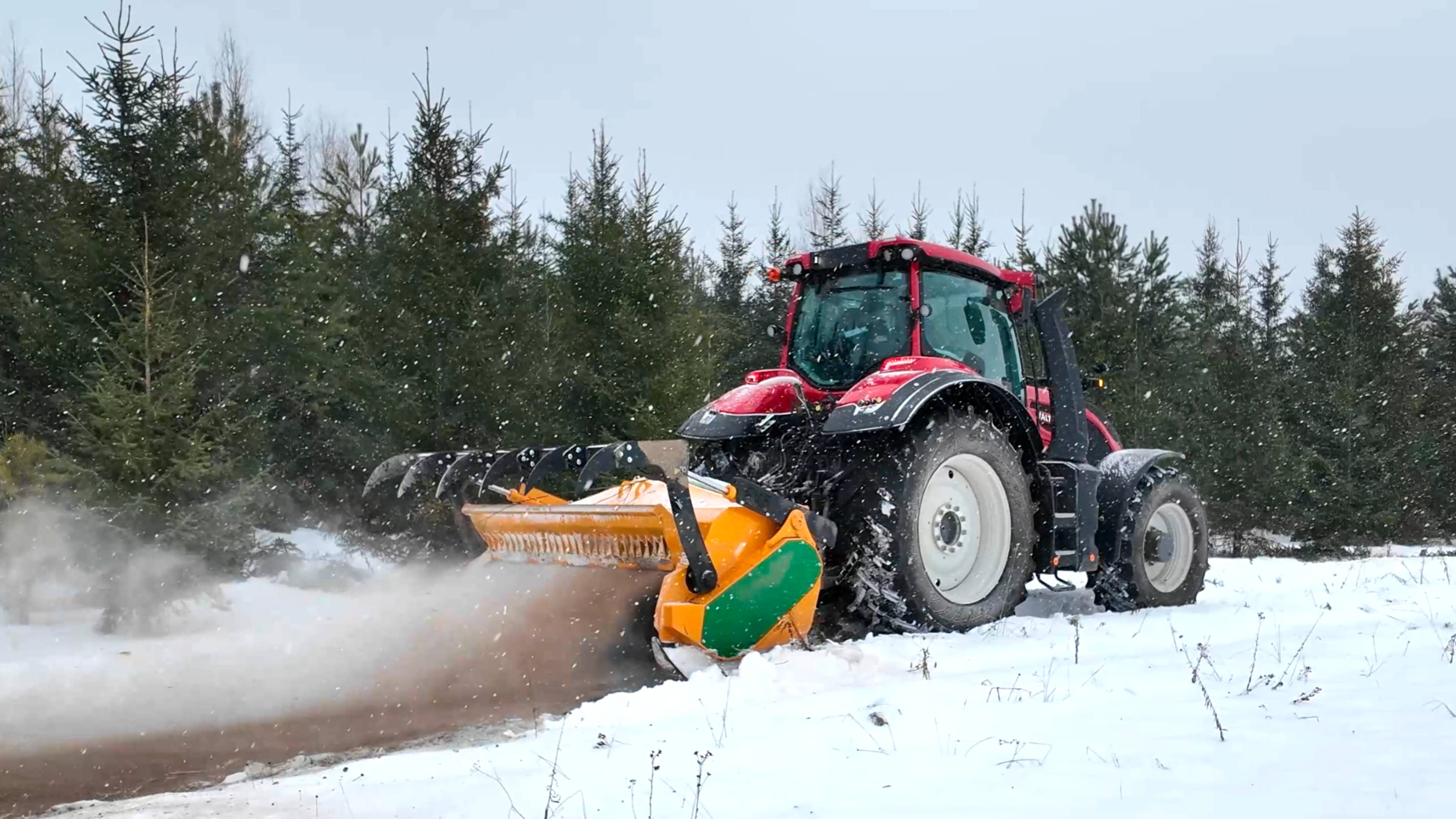 Испытания новой модели Valtra Q305 с лесным мульчером. Восстановление залежных земель