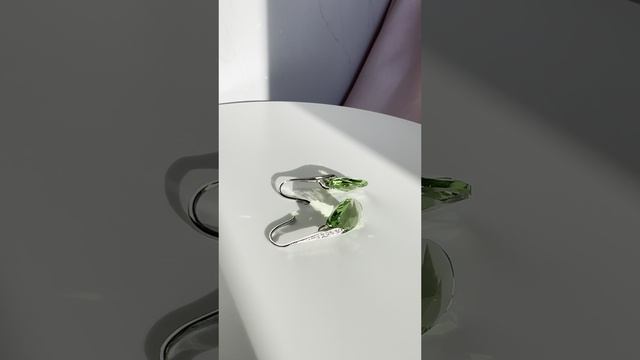 Серьги-подвески со светло-зеленым кристаллом Сваровски в виде капель