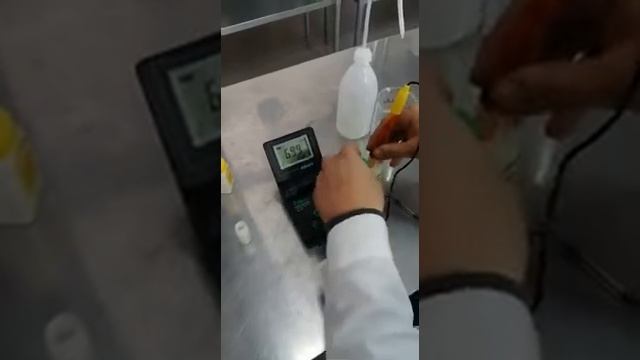 Capacitación sobre calibrar phmetro para rubro de laboratorio de alimentos