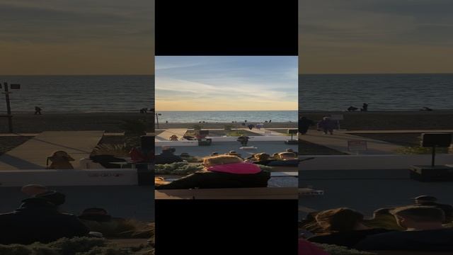 Уличные музыканты поют на закате