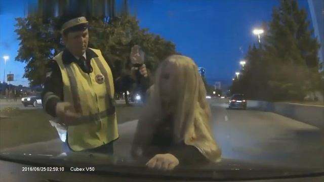 Пьяные женщины на дороге. Жесть