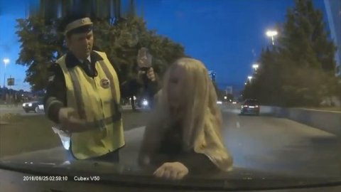 Пьяные женщины на дороге. Жесть