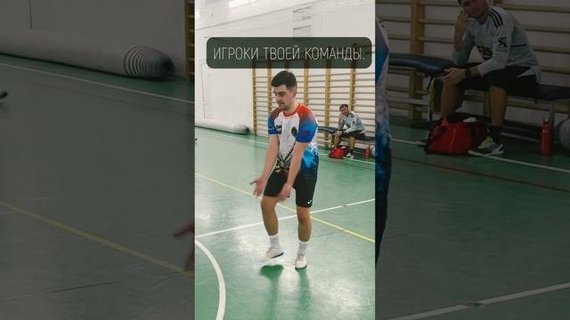 Когда вратарь вводит мяч в игру!