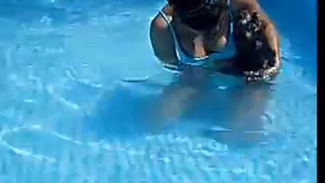 blu nuota in piscina!