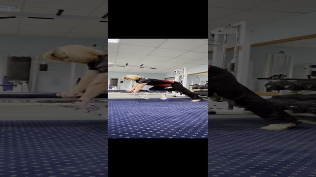 Тяга гантели к поясу стоя с опорой на скамью одной рукой