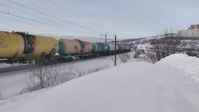 2М62 С грузовым поездом следует по перегону Мурманск - Кола
