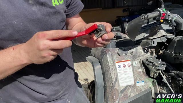 Чем опасна зарядка от электричества? Почему надо снимать клеммы при зарядке аккумулятора?