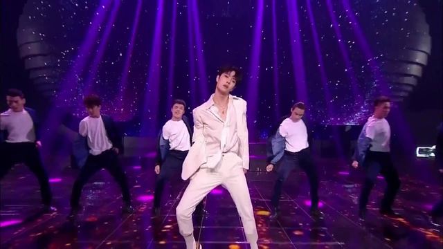 Versache on the floor . Wang Yibo