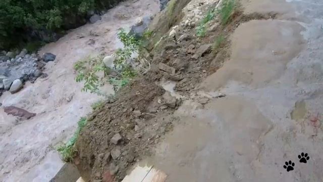 Опасная тропинка вдоль бурной горной реки. Джилы-Су.