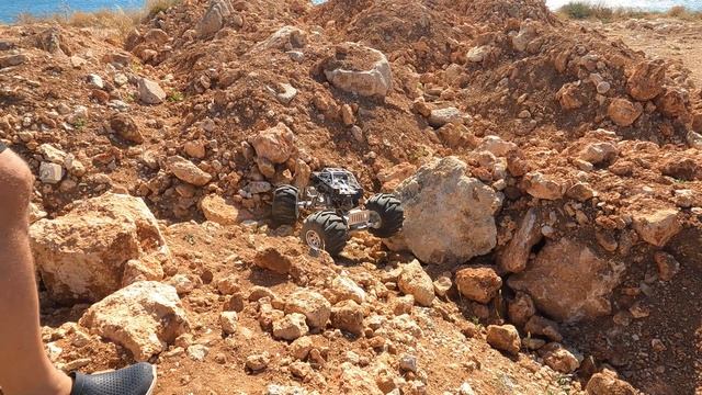 RC Rock Crawler 1:6
Прогулка, преодоление препятствий из отвала камней