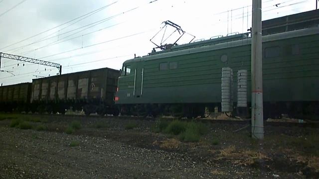 Электровозы ВЛ10У-153 и ВЛ10У-143 с грузовым поездом