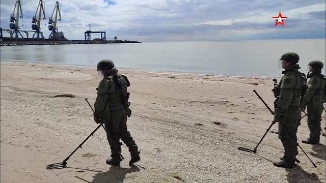 robot zapador "uran-6" realiza desminado en puerto de Mariupol