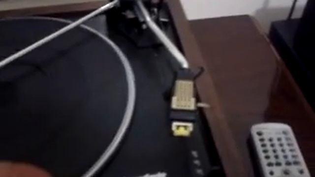 som antigo gradiente s 95  tocando  uma fita cassete sony