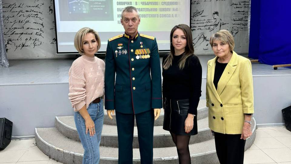 Россия Герое Максим Владимирович Шоломов Яшел Үзәннең 9нчы лицеенда Батырлык дәресе үткәрде