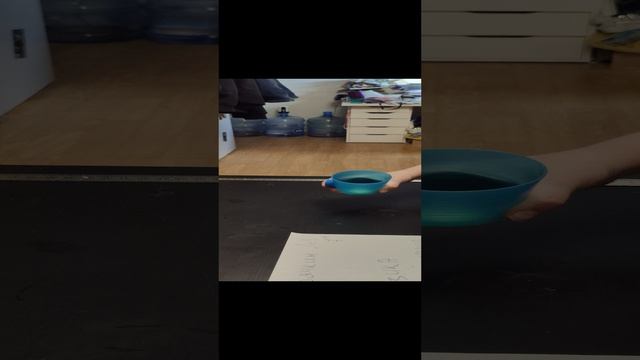 Эксперимент со стаканом и пробками