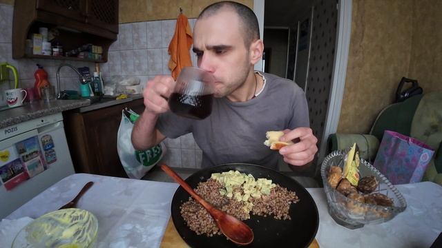 МУКБАНГ НАРЕЗКИ ЛУЧШЕЕ -ГРЕЧКА ЦЕЛАЯ СКОВОРОДА / КОЛБАСА / ШОКОЛАД MUKBANG АСМР 14. 11. 2024