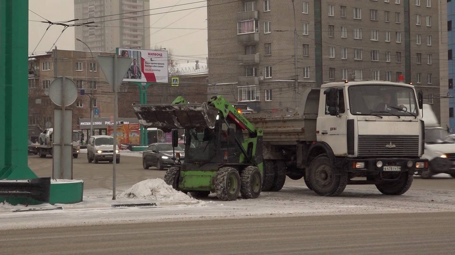 Дорожные службы Новосибирска вышли на борьбу со снегопадами