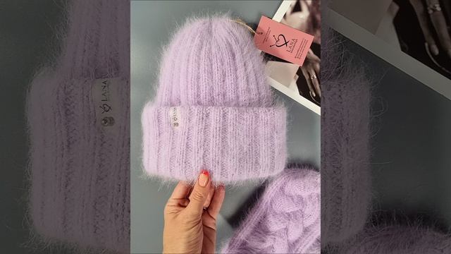 Комплект шапка зефирка и варежки с косой