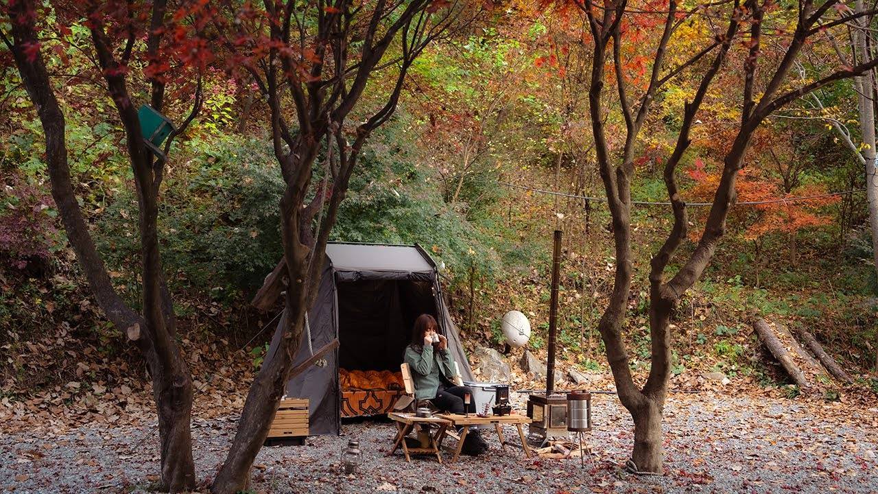 Соло-поход под проливным дождем, лежу на/SoloCamping_in_theheavyrain,lying_on_the_bed_incozy_tent