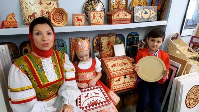 Мастер  - класс "Мезенская роспись".
 Плаксина Екатерина (мама) и Соловьёв Дмитрий (сынок)