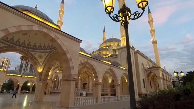 Вечерняя мечеть Сердце Чечни  в Грозном.