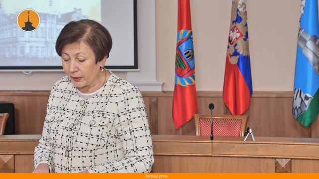 Галина Буевич провела экскурсию для студентов по зданию Барнаульской гордумы