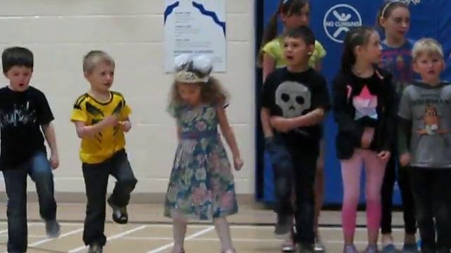 Першотравневий дитячий виступ у канадській початковій школі